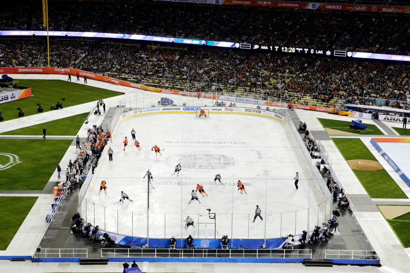 Illustration for article titled Outdoor Hockey In Los Angeles Made For Some Awesome Photos